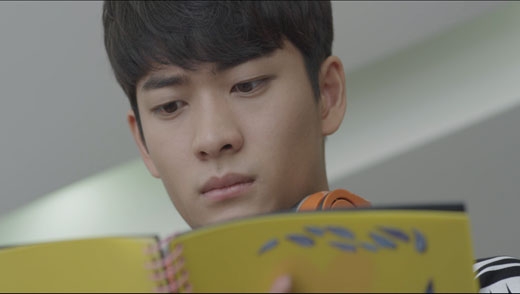 
	
	Jun Su nhìn thấy quyển sách ảnh mà Linh làm vì mình.